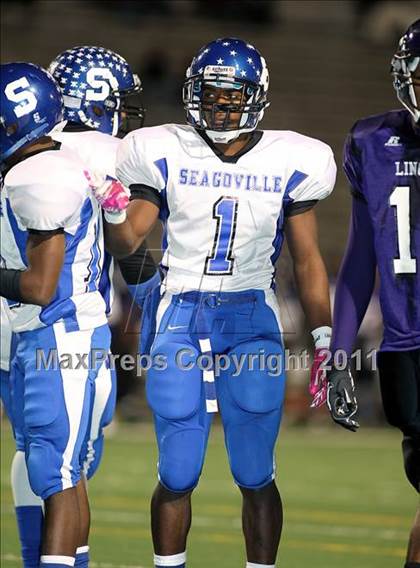 Thumbnail 2 in Lincoln vs. Seagoville (4A Division 2 Region 2 Bi-District) photogallery.