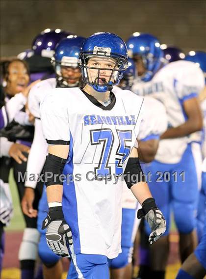 Thumbnail 3 in Lincoln vs. Seagoville (4A Division 2 Region 2 Bi-District) photogallery.