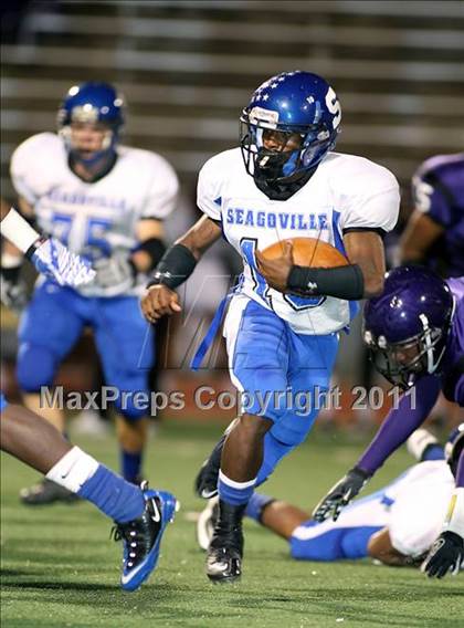 Thumbnail 2 in Lincoln vs. Seagoville (4A Division 2 Region 2 Bi-District) photogallery.