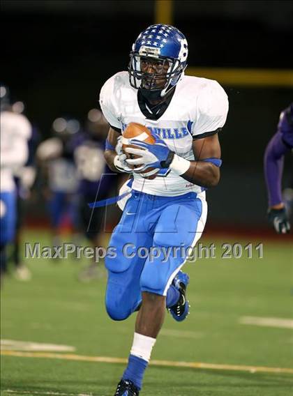 Thumbnail 3 in Lincoln vs. Seagoville (4A Division 2 Region 2 Bi-District) photogallery.