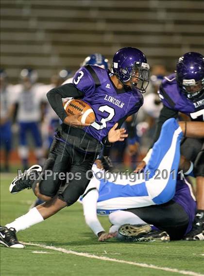 Thumbnail 1 in Lincoln vs. Seagoville (4A Division 2 Region 2 Bi-District) photogallery.