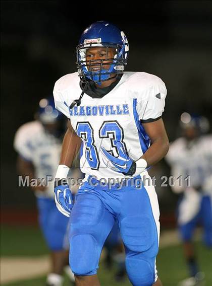 Thumbnail 2 in Lincoln vs. Seagoville (4A Division 2 Region 2 Bi-District) photogallery.