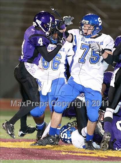 Thumbnail 2 in Lincoln vs. Seagoville (4A Division 2 Region 2 Bi-District) photogallery.