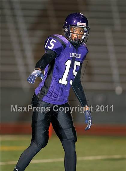 Thumbnail 3 in Lincoln vs. Seagoville (4A Division 2 Region 2 Bi-District) photogallery.