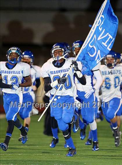 Thumbnail 1 in Lincoln vs. Seagoville (4A Division 2 Region 2 Bi-District) photogallery.