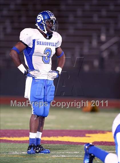 Thumbnail 3 in Lincoln vs. Seagoville (4A Division 2 Region 2 Bi-District) photogallery.