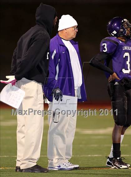 Thumbnail 3 in Lincoln vs. Seagoville (4A Division 2 Region 2 Bi-District) photogallery.