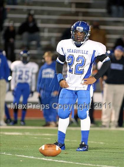 Thumbnail 3 in Lincoln vs. Seagoville (4A Division 2 Region 2 Bi-District) photogallery.