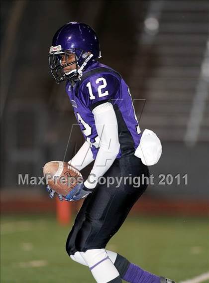 Thumbnail 2 in Lincoln vs. Seagoville (4A Division 2 Region 2 Bi-District) photogallery.