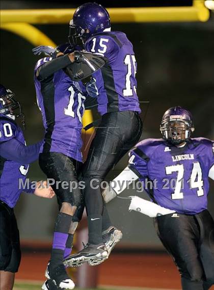 Thumbnail 3 in Lincoln vs. Seagoville (4A Division 2 Region 2 Bi-District) photogallery.