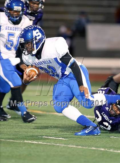 Thumbnail 3 in Lincoln vs. Seagoville (4A Division 2 Region 2 Bi-District) photogallery.