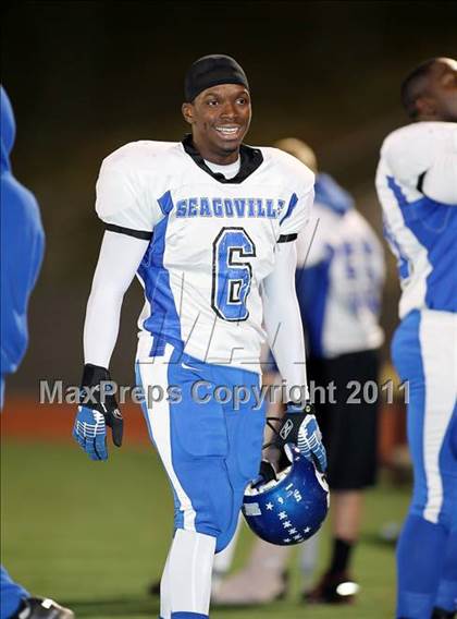 Thumbnail 1 in Lincoln vs. Seagoville (4A Division 2 Region 2 Bi-District) photogallery.