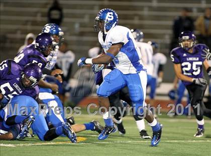 Thumbnail 3 in Lincoln vs. Seagoville (4A Division 2 Region 2 Bi-District) photogallery.