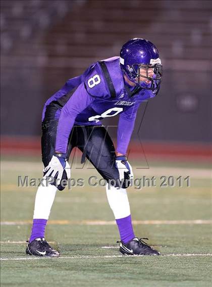 Thumbnail 3 in Lincoln vs. Seagoville (4A Division 2 Region 2 Bi-District) photogallery.