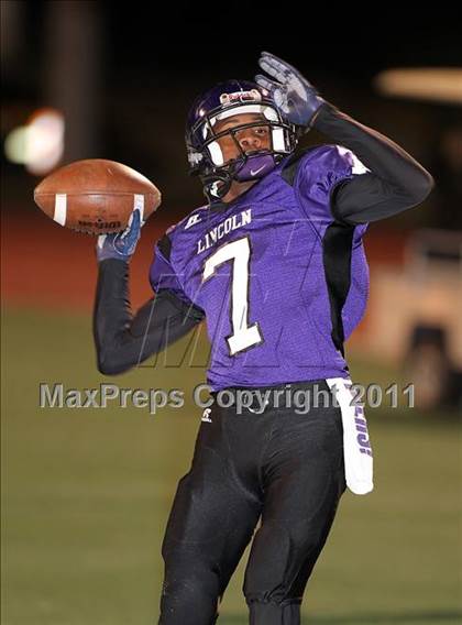 Thumbnail 2 in Lincoln vs. Seagoville (4A Division 2 Region 2 Bi-District) photogallery.