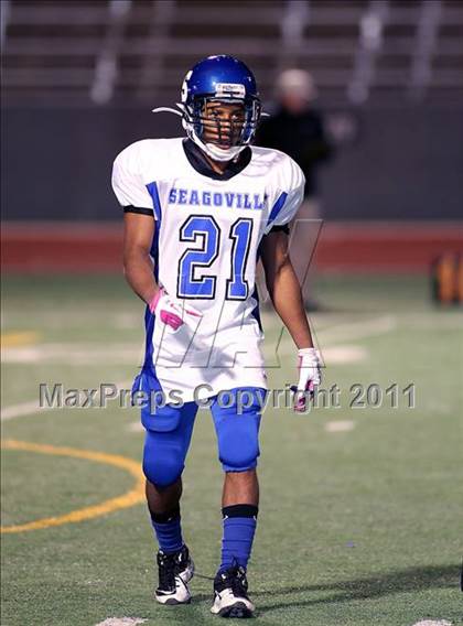 Thumbnail 1 in Lincoln vs. Seagoville (4A Division 2 Region 2 Bi-District) photogallery.