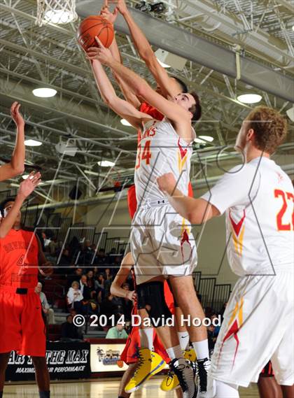 Thumbnail 2 in Cathedral Catholic vs. Beverly Hills (MaxPreps Holiday Classic) photogallery.
