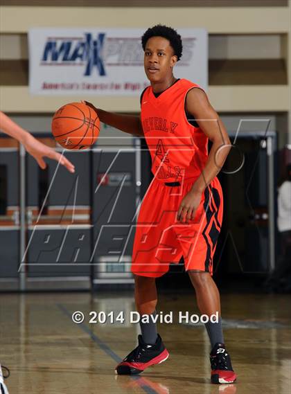 Thumbnail 3 in Cathedral Catholic vs. Beverly Hills (MaxPreps Holiday Classic) photogallery.