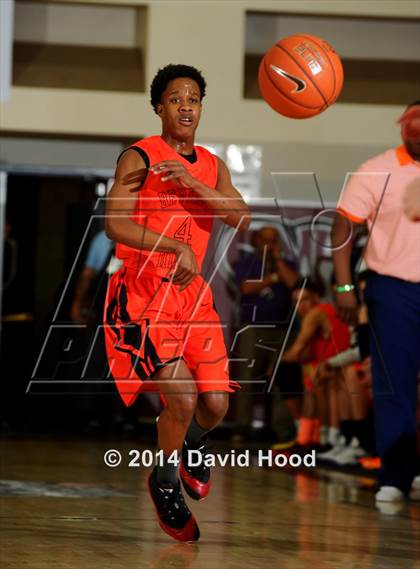 Thumbnail 2 in Cathedral Catholic vs. Beverly Hills (MaxPreps Holiday Classic) photogallery.