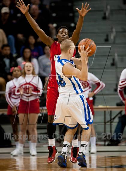 Thumbnail 3 in Holmes vs Covington Catholic (KHSAA Regional Final) photogallery.