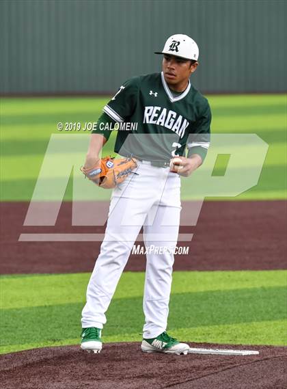 Thumbnail 2 in Reagan [Ronald] vs Westlake (UIL 6A Regional Quarterfinals) photogallery.