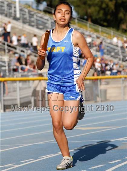 Thumbnail 1 in Camarillo Classic (4x800m Girls) photogallery.