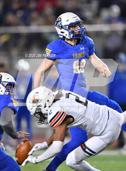 Thumbnail 2 in Lago Vista vs. Llano (UIL 3A D1 Quarterfinal) photogallery.