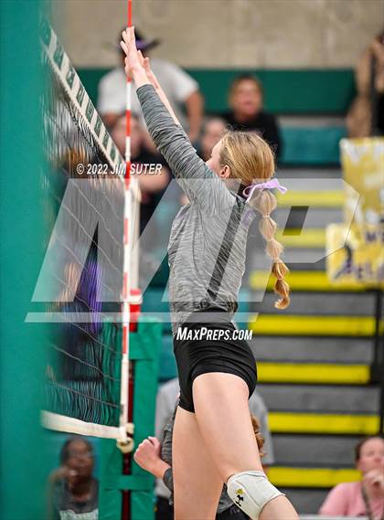 Thumbnail 3 in Round Top-Carmine vs. D'Hanis (UIL 1A Region 4 Semifinal Playoff) photogallery.