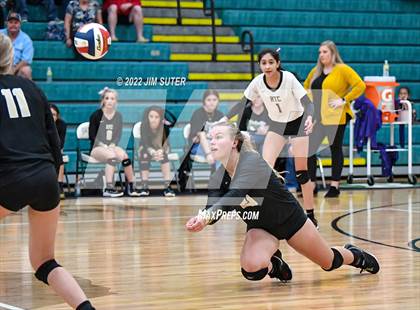 Thumbnail 3 in Round Top-Carmine vs. D'Hanis (UIL 1A Region 4 Semifinal Playoff) photogallery.