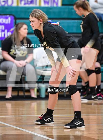 Thumbnail 2 in Round Top-Carmine vs. D'Hanis (UIL 1A Region 4 Semifinal Playoff) photogallery.