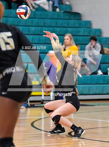 Thumbnail 1 in Round Top-Carmine vs. D'Hanis (UIL 1A Region 4 Semifinal Playoff) photogallery.