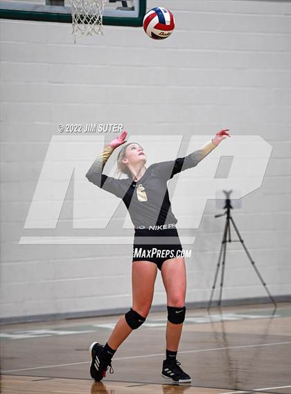 Thumbnail 3 in Round Top-Carmine vs. D'Hanis (UIL 1A Region 4 Semifinal Playoff) photogallery.