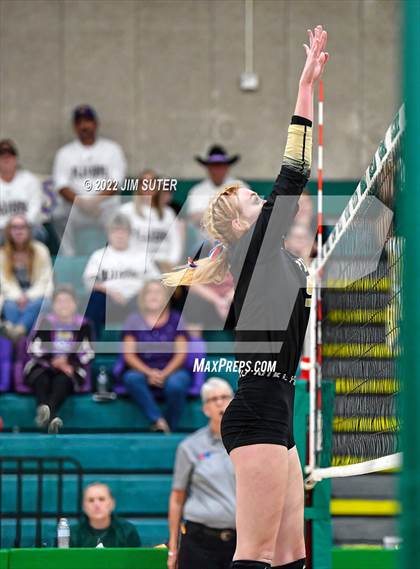 Thumbnail 3 in Round Top-Carmine vs. D'Hanis (UIL 1A Region 4 Semifinal Playoff) photogallery.