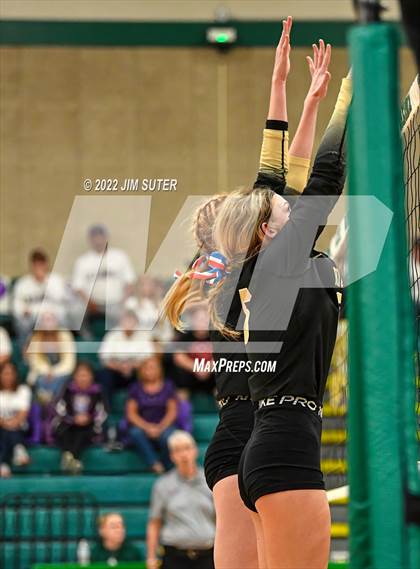 Thumbnail 2 in Round Top-Carmine vs. D'Hanis (UIL 1A Region 4 Semifinal Playoff) photogallery.