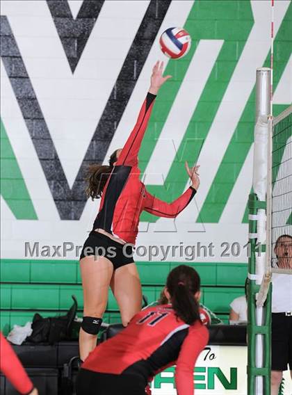 Thumbnail 1 in Siren vs. Luck photogallery.