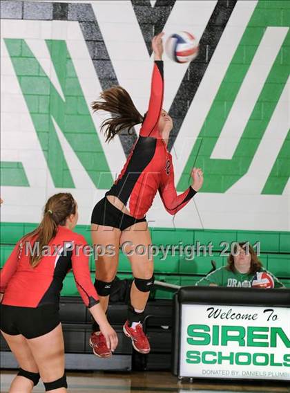 Thumbnail 2 in Siren vs. Luck photogallery.