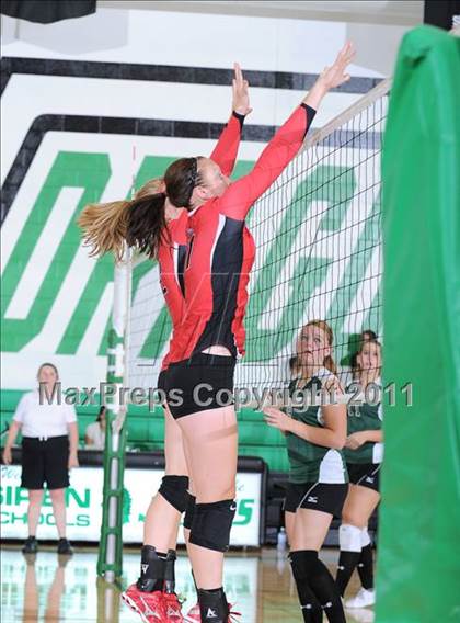 Thumbnail 2 in Siren vs. Luck photogallery.