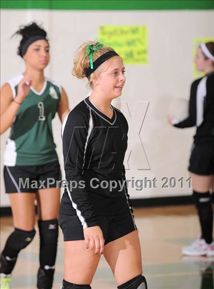 Thumbnail 2 in Siren vs. Luck photogallery.