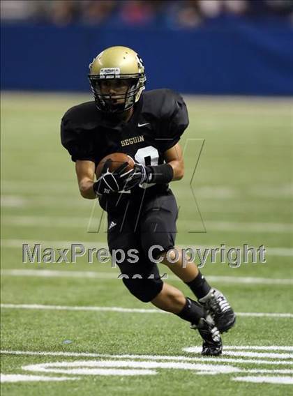 Thumbnail 1 in Uvalde vs. Seguin (Dave Campbell's Texas Football Classic) photogallery.