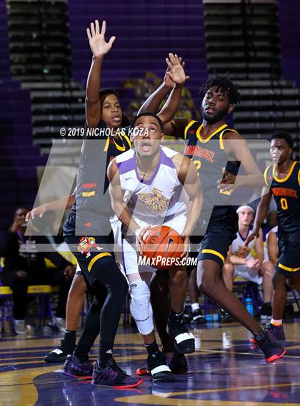 Thumbnail 3 in Dominguez vs. Lynwood photogallery.