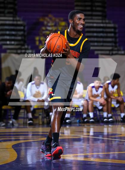 Thumbnail 3 in Dominguez vs. Lynwood photogallery.
