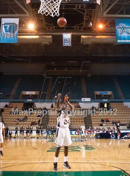 Thumbnail 2 in Central vs. Brockton (MIAA Division 1 Final) photogallery.