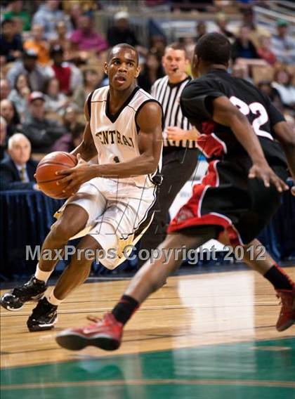 Thumbnail 1 in Central vs. Brockton (MIAA Division 1 Final) photogallery.
