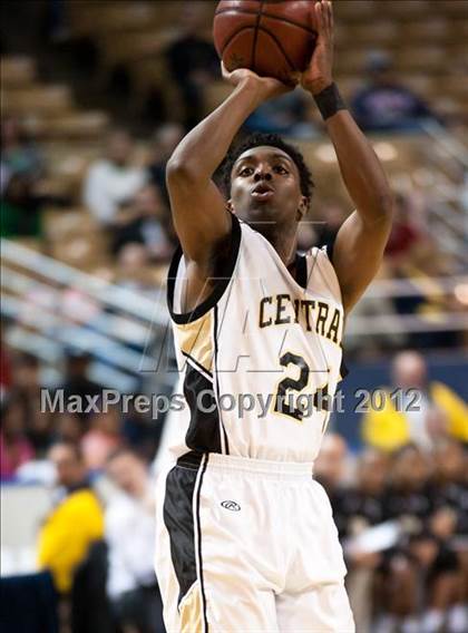 Thumbnail 1 in Central vs. Brockton (MIAA Division 1 Final) photogallery.