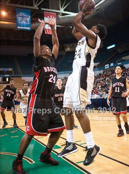 Thumbnail 2 in Central vs. Brockton (MIAA Division 1 Final) photogallery.