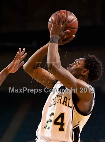 Thumbnail 1 in Central vs. Brockton (MIAA Division 1 Final) photogallery.