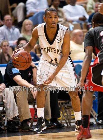 Thumbnail 2 in Central vs. Brockton (MIAA Division 1 Final) photogallery.