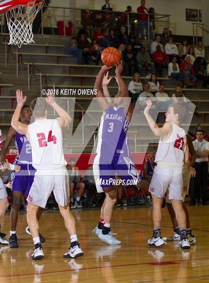 Thumbnail 3 in Paschal @ Marcus photogallery.