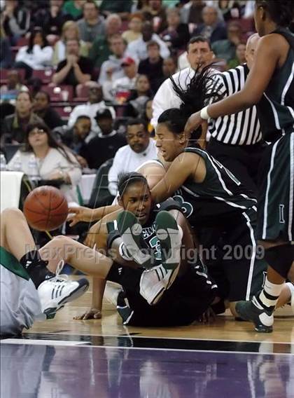Thumbnail 3 in Inglewood vs. St. Mary's (CIF State D3 Final) photogallery.
