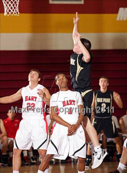Thumbnail 3 in Oak Park vs. Hart (SFV Invitational) photogallery.